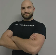 Experienced trainer working with an adult over 40 in a bright studio